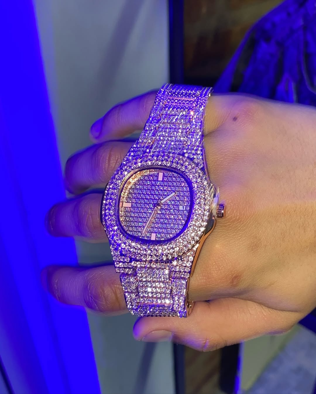 Reloj plateado tradicional